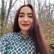 Profesora de inglés y licenciada en Filología Inglesa, imparte clases de inglés destinadas exclusivamente a instituto, bachillerato, universidad, adultos y conversación, lo que incluye clases de repaso y refuerzo